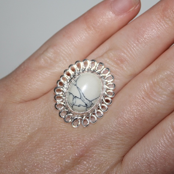 Beautiful Silver and Howlite Ring NWOT SIZE 7 - Picture 3 of 5